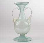 Un vase à anses en verre soufflé XIXème. 
H. 26...
