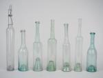 7 petites bouteilles en verre souffllé à culot rentrant XVIIIème...