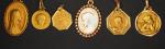 5 médailles religieuses en or. 
Poids : 9,40 g
Une médaille...