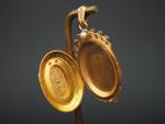 Pendentif ovale Napoléon III en or et perles.
Poids tel. 15,26...