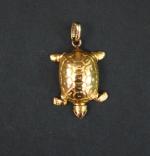 Pendentif en or en forme de tortue.
Poids : 3,57 g