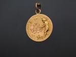 Médaille 1900 en or, à décor d'ange et de fleurs.
Poids...