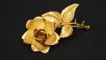Broche en or jaune en forme de rose. 
H. 5,5...