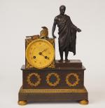 Pendulette de style Empire en bronze patiné, à décor d'empereur...