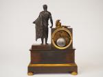 Pendulette de style Empire en bronze patiné, à décor d'empereur...