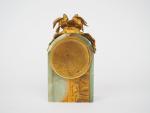 Pendulette de style Louis XVI en onyx vert et bronze...