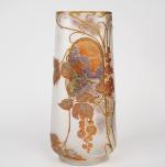 MONTJOIE ST DENIS.
Vase en cristal gravé, décor en relief émaillé...
