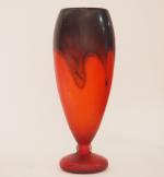 SCHNEIDER.
Vase ovoïde Art Déco sur piédouche en verre orangé, rouge...