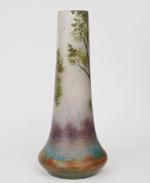 LEGRAS.
Grand vase en verre peint à décor de paysage lacustre.
Signé.
H....