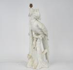Lampe en porcelaine blanche figurant un perroquet branché.
H. 58,8 cm.
(Légères...