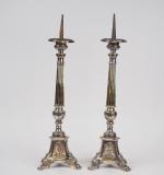 Paire de pique-cierges en bronze argenté de style Louis XIII.
H....