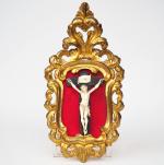 Crucifix en bois et ivoire dans un cadre en bois...