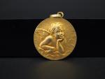 Médaille de baptême en or jaune, à décor d'un angelot....