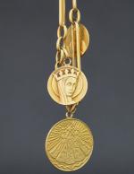 Giletière et trois médailles en or. 
Poids : 60,20 g