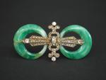 Broche 1900 deux anneaux de jade encadrant un fleuron orné...
